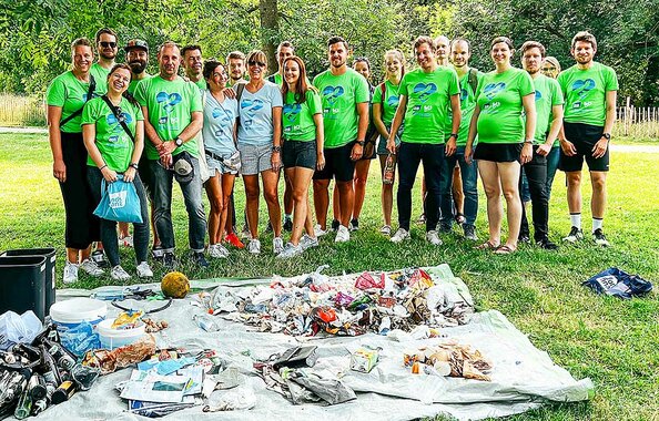 Gruppenfoto der ehrenamtlichen Helferinnen und Helfer, die im Englischen Garten in München Müll gesammelt haben