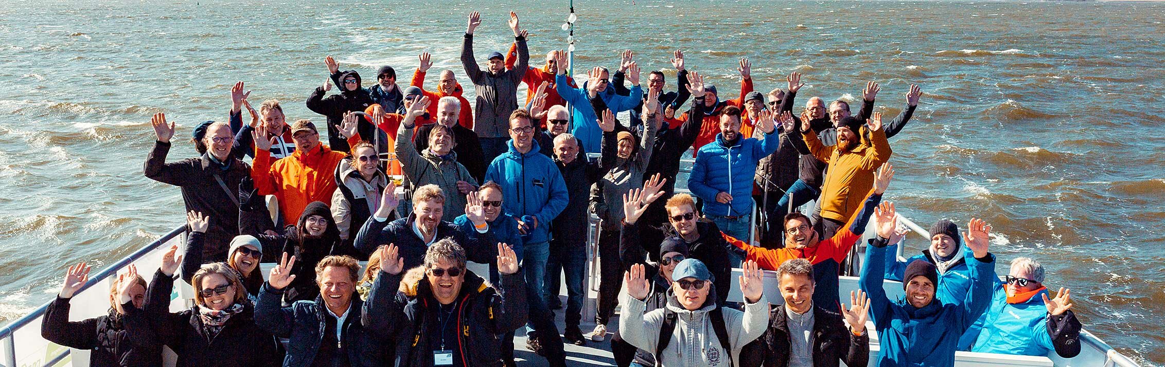 Maklerinnen und Makler auf einem Schiff im Rahmen der Aktionswoche "Saubere Nordsee", die vom CSR-Team der Fonds Finanz veranstaltet wurde