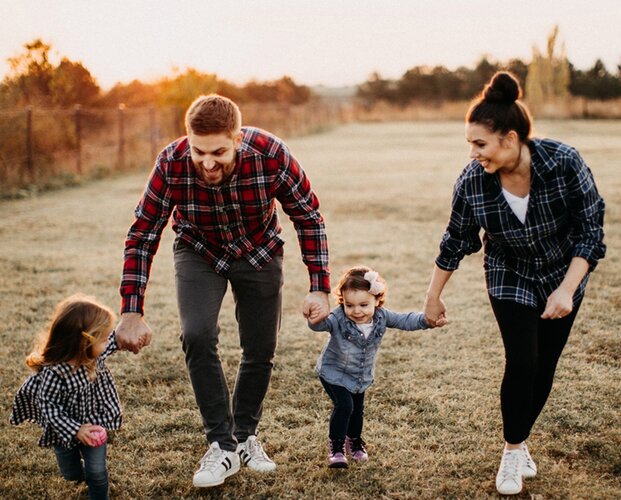 Familie mit kleinen Kindern als Mood-Foto für Lebensversicherungen für die private und betriebliche Altersvorsorge