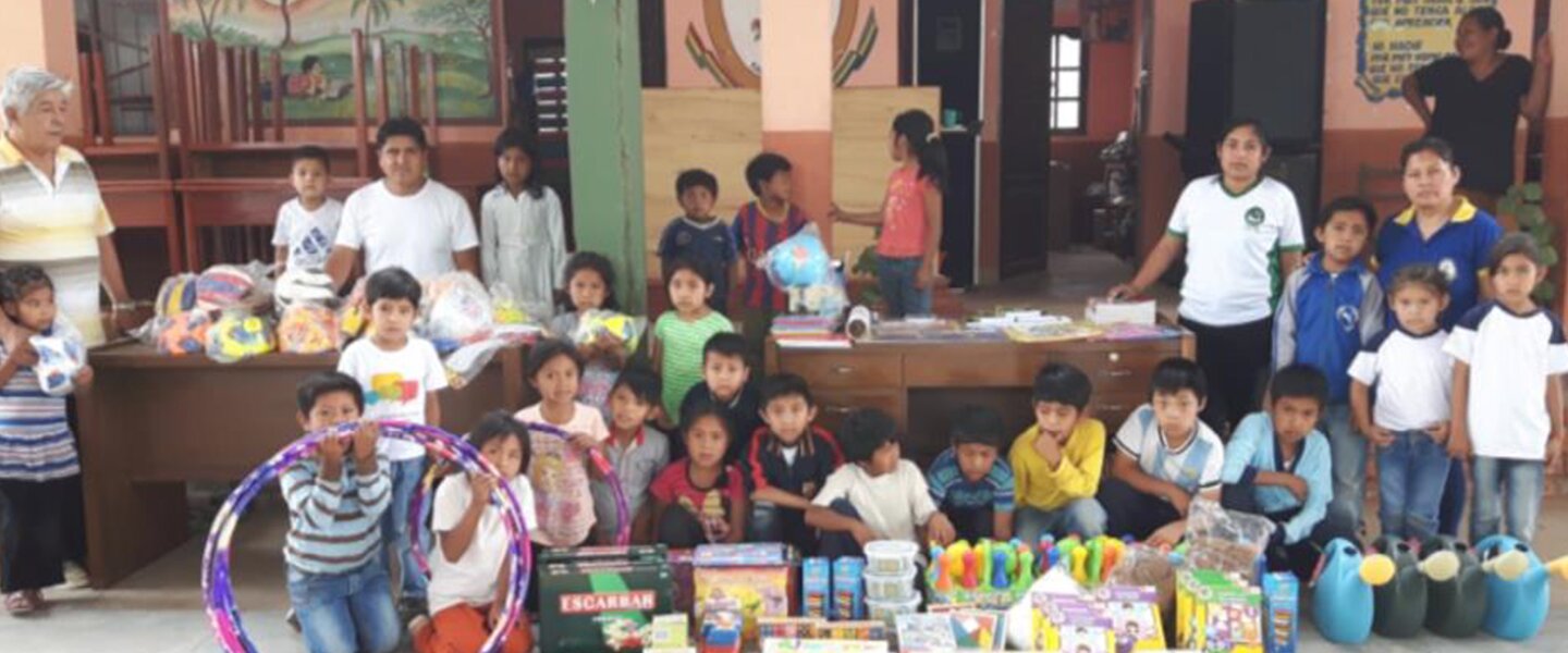 Kinder und Lehrer in der Grundschule in Arakavi in Bolivien, die mit Hilfe von Spenden der Fonds Finanz neue Klassenzimmer und Sanitäranlagen erhalten hat
