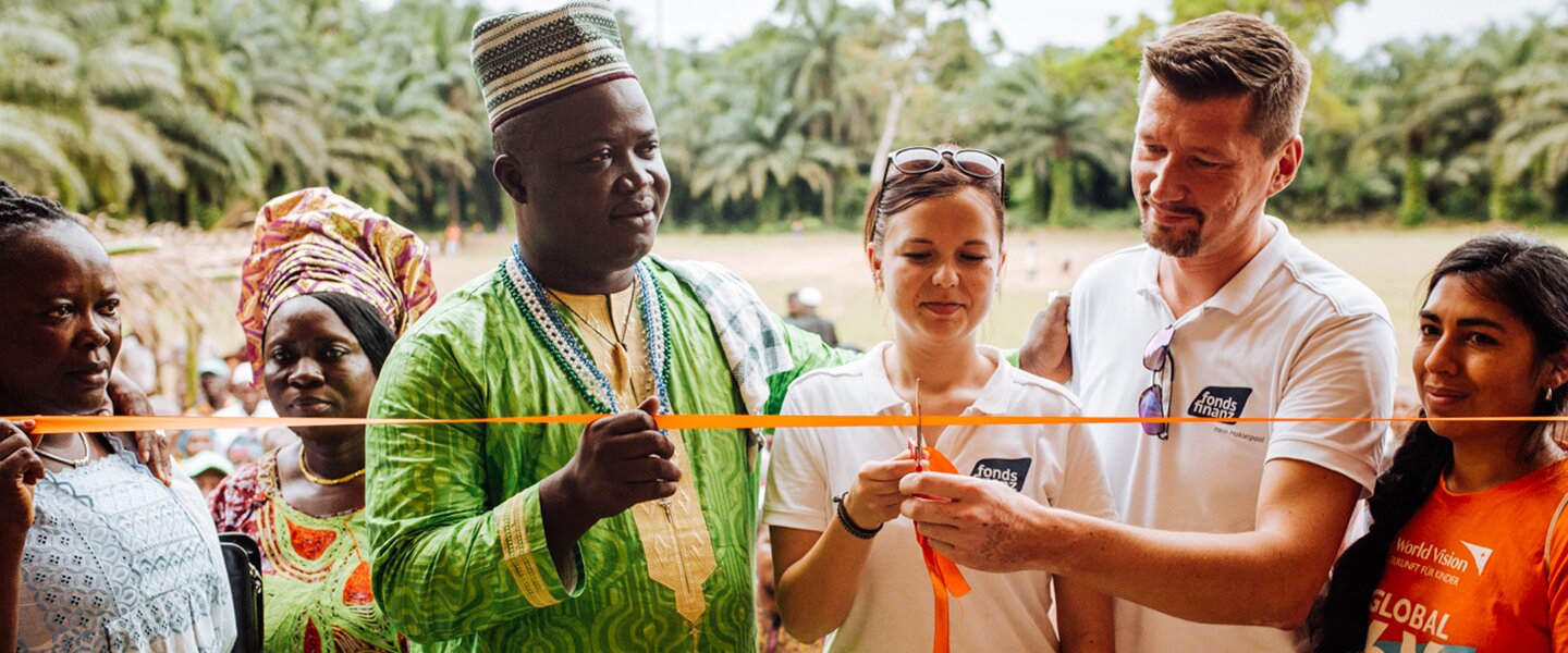 Lehrer und Schüler weihen zusammen mit dem CSR-Team der Fonds Finanz das neue Grundschulgebäude in Tongia in Sierra Leone ein