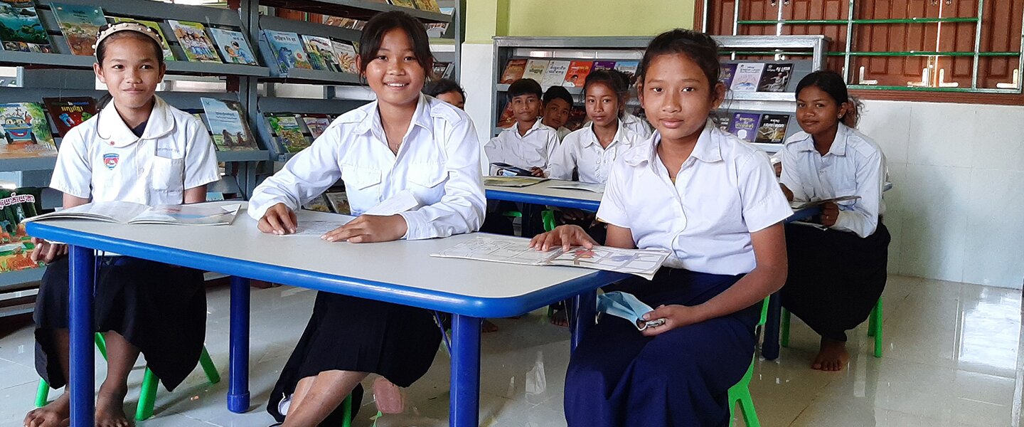 Kinder beim Lesen in der neuen Schulbibliothek in Kuleaen in Kambodscha