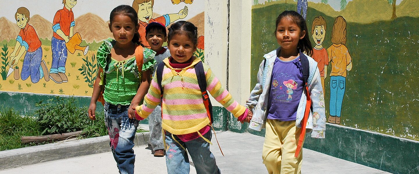 Kinder vor der Grundschule in Yaulí in Peru