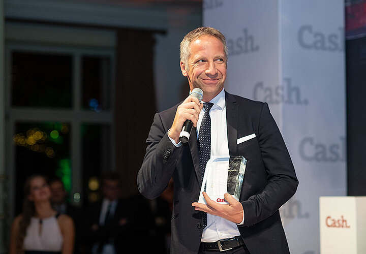 Norbert Porazik, Gründer und Geschäftsführer der Fonds Finanz, bei einer Preisverleihung