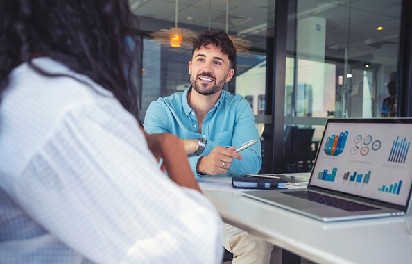 Selbständige Versicherungsmakler und Finanzdienstleister, die mit Liquiditätsrechner arbeiten