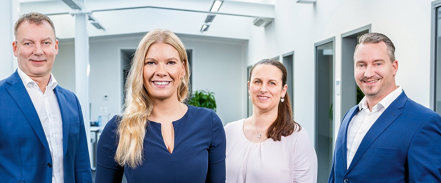Mitglied der Geschäftsleitung der Fonds Finanz Christine Schönteich zusammen mit Thomas Atsch, Abteilungsleiter Kranken, Ines Adams, Bereichsleiterin Sach und Andreas Hüttner, Abteilungsleiter Leben