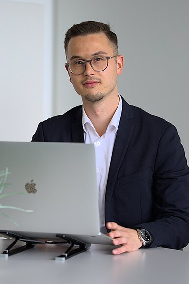 Nils Barthelmeß bei der Arbeit als freier Finanzdienstleister in seinem Büro
