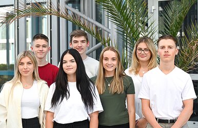Junge Menschen, die eine Ausbildung bei der Fonds Finanz in München machen