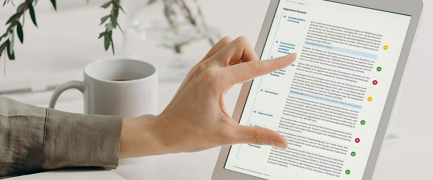 Eine Vermittlerin sieht sich auf dem iPad die Klauselbögen der Fonds Finanz für Gewerbesachversicherungen an