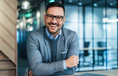Ein Arbeitgeber, der sich über die Vorteile freut, die die betrieblichen Altersvorsorge mit sich bringt