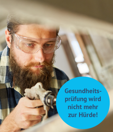 Ein Lackierer, der sich über die betriebliche Arbeitskraftabsicherung informiert hat