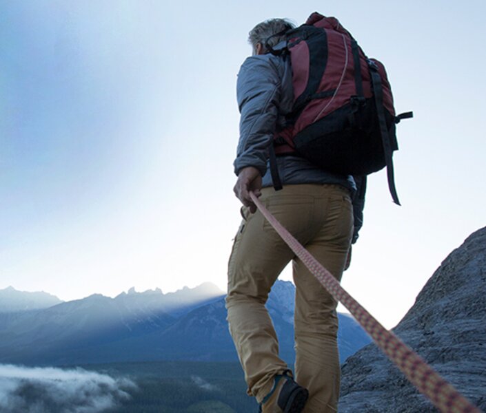 Ein freier, unabhängiger Makler beim Wandern in den Bergen