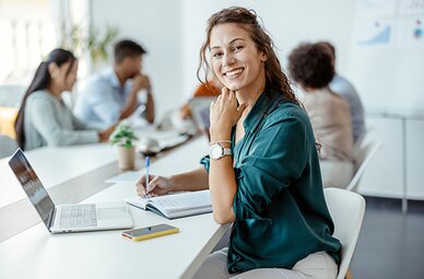 Eine Mitarbeiterin der Fonds Finanz, die mit ihrem Fachwissen unabhängige Vermittler bei der Arbeit unterstützt