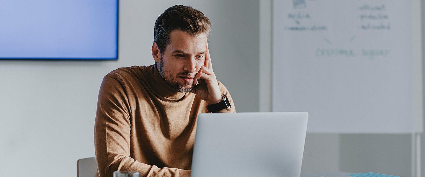 Ein Makler, der sich online über die MiFID 2 informiert, die EU-Richtlinie und ihre Folgen für Anlageberater