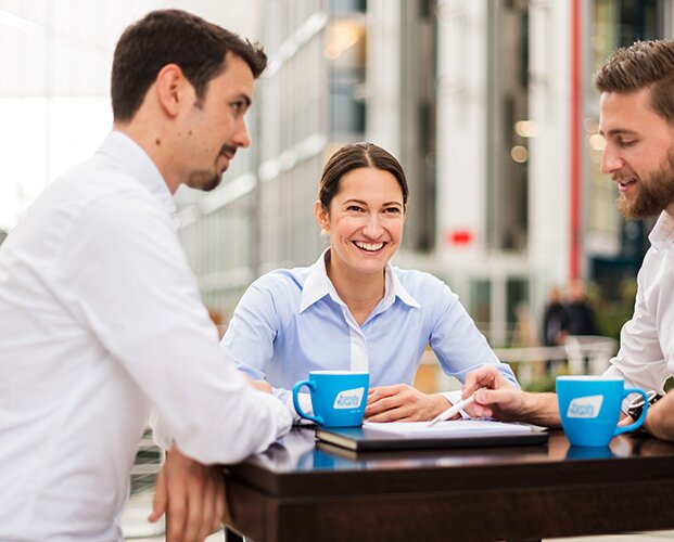 Mitarbeiter der Fonds Finanz in München bei einer Team-Besprechung