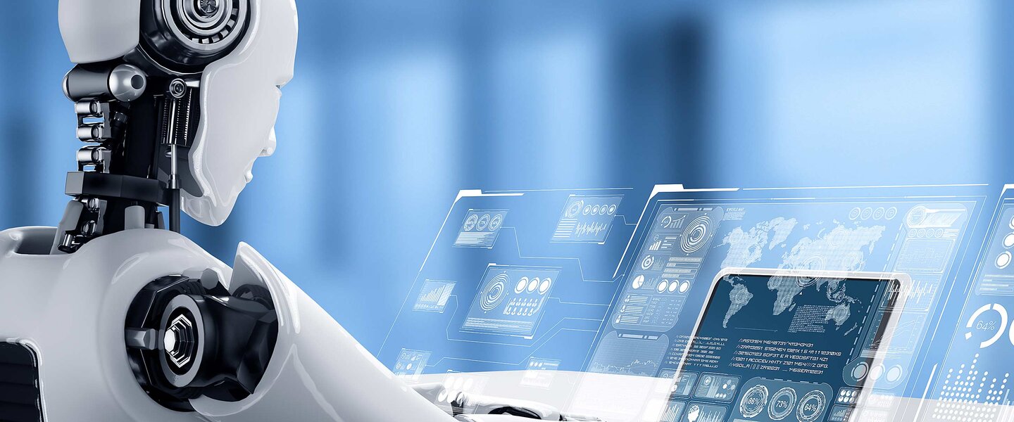 Ein KI-Roboter, der auf einen Bildschirm sieht, als Imagebild für einen Artikel über KI im Bereich Finanzen und Versicherungen sowie anderen Branchen