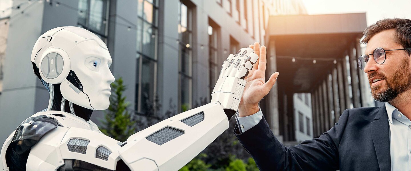 Handschlag zwischen einem KI-Roboter und einem Makler