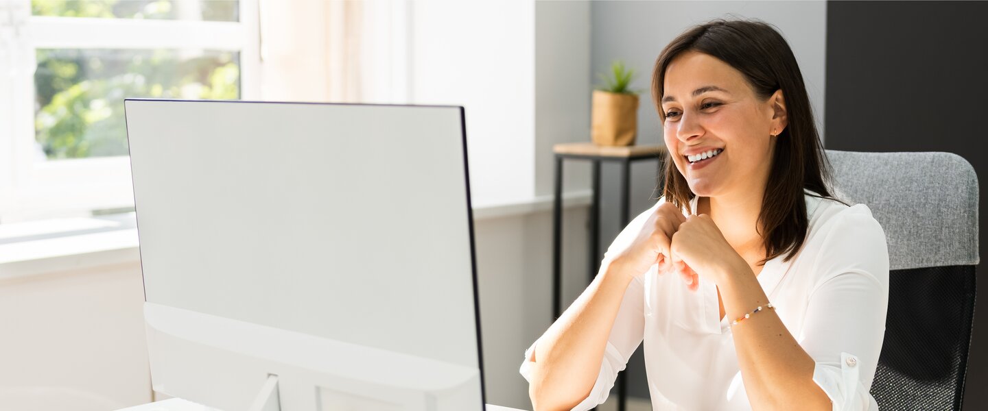 Eine Vermittlerin, die am Computer mit dem MVP Professional works arbeitet