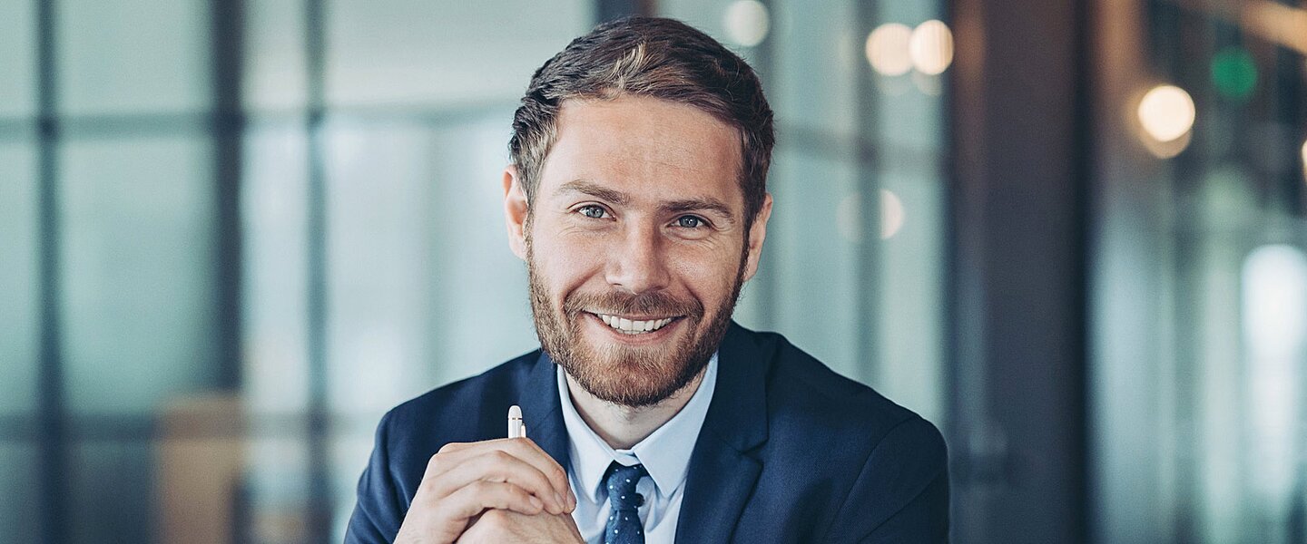 Ein Makler, der sich online über die Geeignetheitserklärung für Vermittler informiert