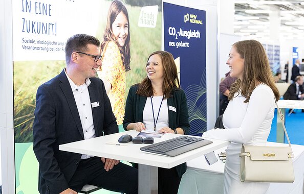 Am Messestand des CSR-Teams der Fonds Finanz