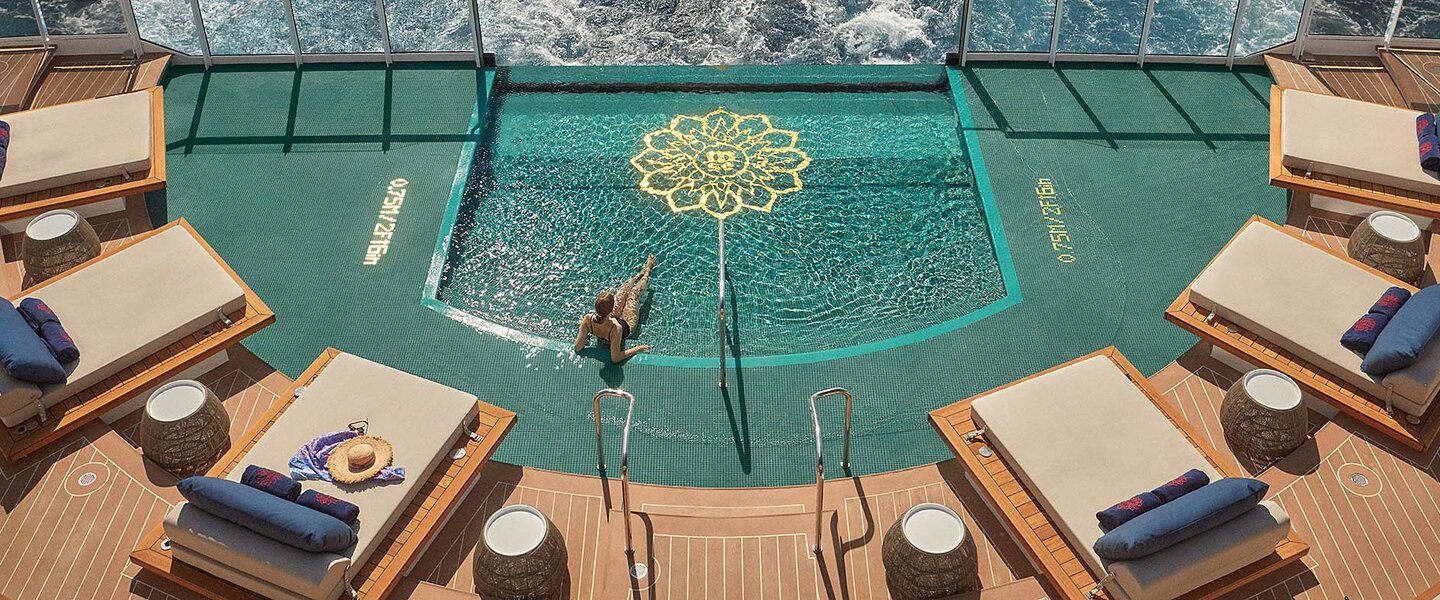 Eine Frau im Swimmingpool auf einer Luxuskreuzfahrt durch die Karibik mit dem Kreuzfahrtschiff EXPLORA I