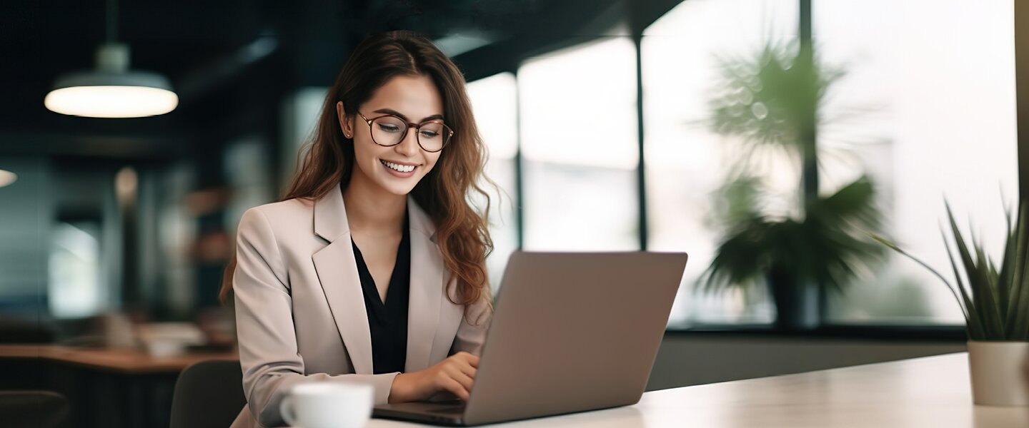 Eine Investment-Vermittlerin, die sich online die Tutorials zur Investmentberatung mit Advisor’s Studio ansieht