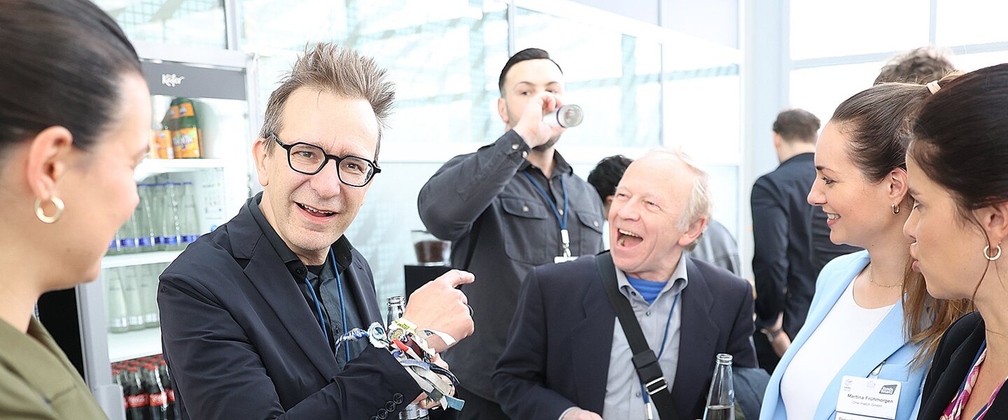 Investmentbanker und Bestseller-Autor Gerald Hörhan umringt von Messebesuchern bei der MMM-Messe 2024 in München