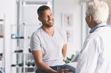 Ein Mann beim Arzt als Image-Foto für Produkte der privaten, betrieblichen und gesetzlichen Krankenversicherung