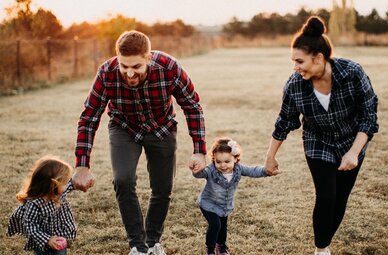 Familie mit kleinen Kindern als Image-Foto für Lebensversicherungen für die private und betriebliche Altersvorsorge