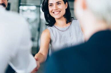 Makler im Austausch über das Vermitteln von Edelmetallen, Vermögensanlagen und alternativen Investmentfonds