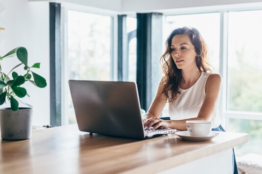Eine Vermittlerin, die am Rechner arbeitet
