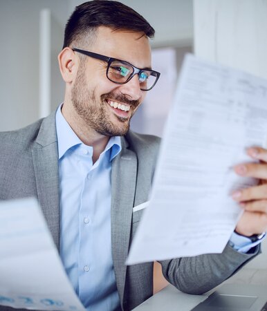 Ein Vermittler vergleicht Produktanbieter und Tarife mit den Spezialvergleichen der Fonds Finanz