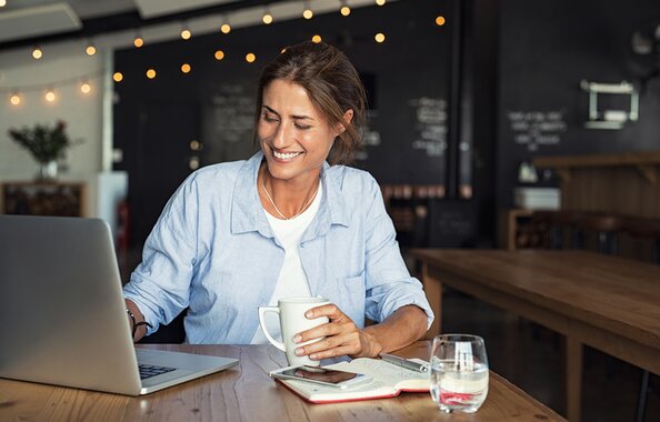Finanzvermittlerin, die am Laptop mit den Tools der Fonds Finanz arbeitet