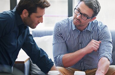 Vermittler im Gespräch über das vielfältige Angebot an Services für freie Makler