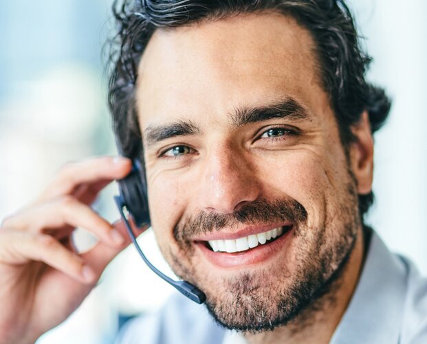 Ein Service-Mitarbeiter, der für den Rückruf von Maklern zuständig ist