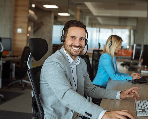 Service-Mitarbeiter, die bei der Fonds Finanz angebundene Vermittler per Telefon und E-Mail betreuen