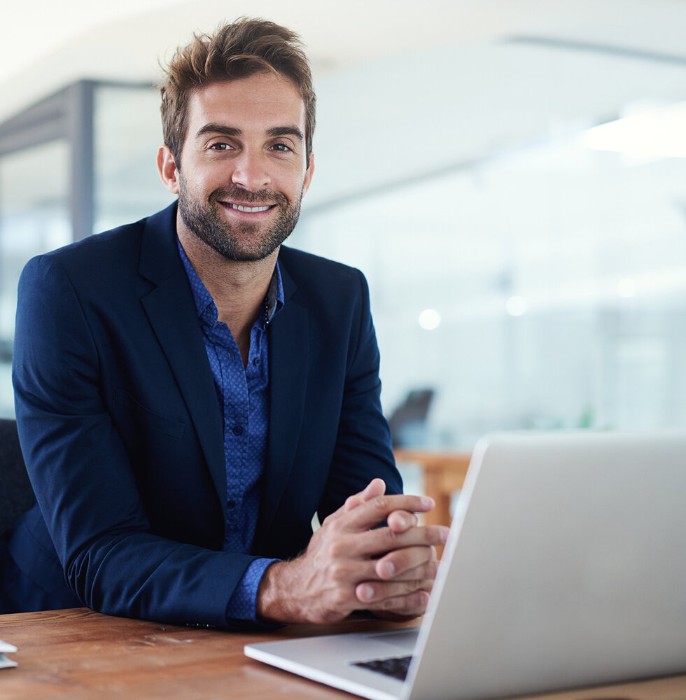 Vermittler am Laptop, der mit den Vergleichsrechnern der Fonds Finanz arbeitet