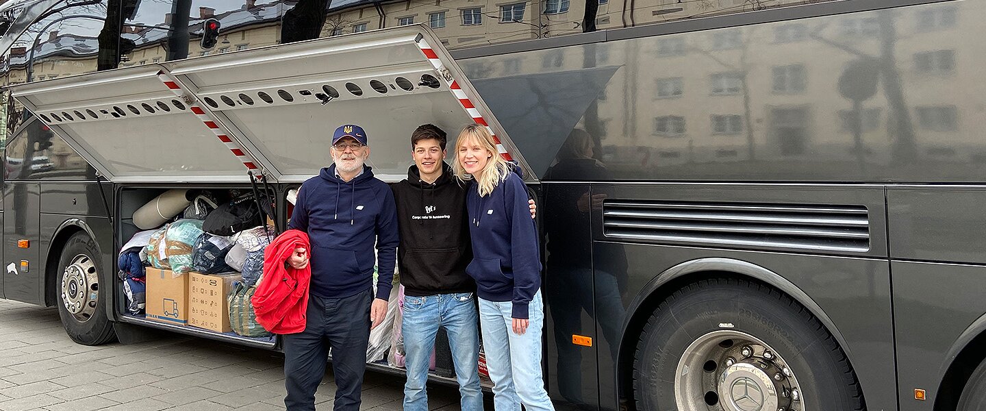 Helfer vor einem Reisebus mit Hilfsgütern für die Menschen in der Ukraine