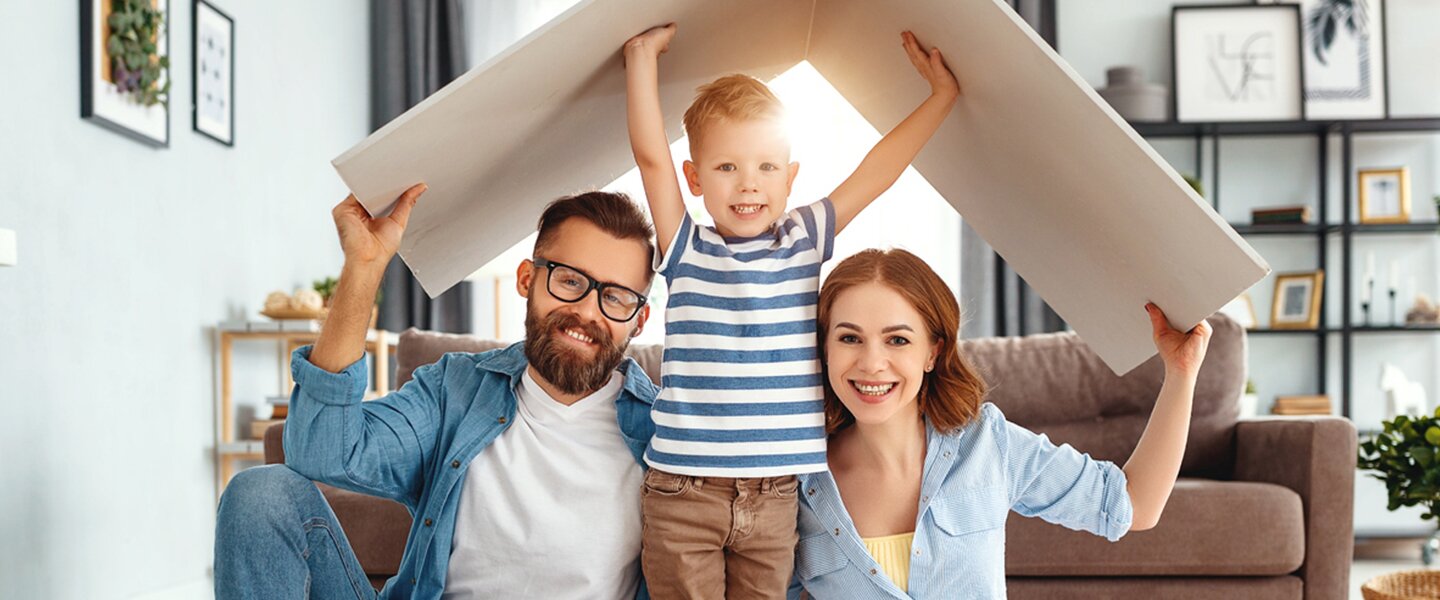 Eine junge Familie in ihrem Eigenheim, das sie mit einem Forward-Darlehen finanziert haben