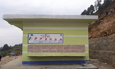 Eine Zeile mit Waschbecken am fertiggestellten Toilettengebäude der Schule