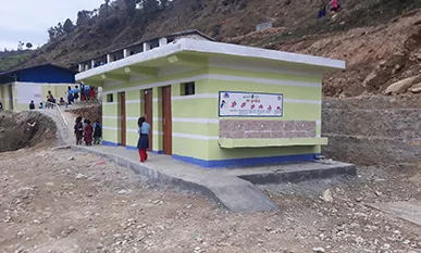 Außenansicht des fertiggestellten Toilettengebäudes der Schule