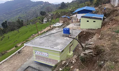 Blick von oben auf die Schulgebäude der Anlage in Achham