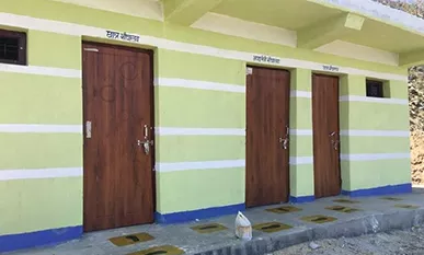 Außenansicht des fertig gebauten Toilettengebäudes der Schule