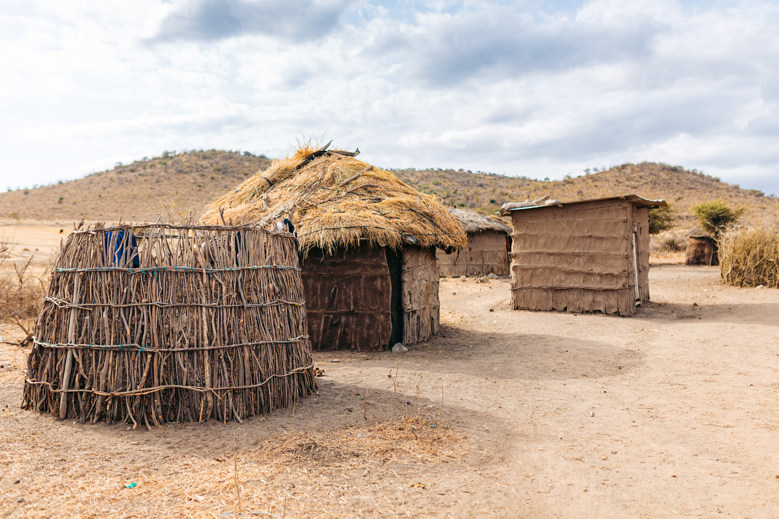 Hütten aus Stroh, Zweigen und Lehm in einem Dorf in Tansania