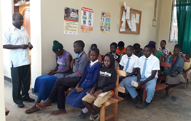 Patienten im Wartezimmer der sanierten Gesundheitsstation in Bushekya