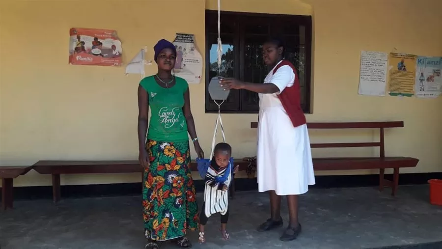 Eine Mutter mit ihrem kleinen Sohn und einer Ärztin in der Gesundheitsstation