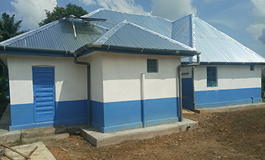 Außenansicht der frisch sanierten Gesundheitsstation in Torma in Sierra Leone
