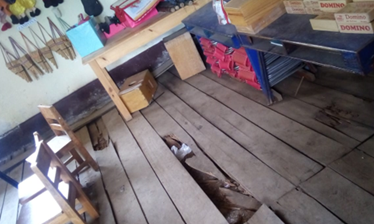 Blick in ein Klassenzimmer der Grundschule mit kaputtem Fußboden