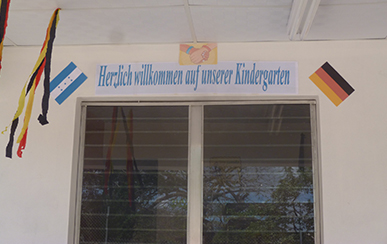 Außenansicht des fertiggestellten Vorschulgebäudes mit einem Willkommensschriftzug über dem Fenster