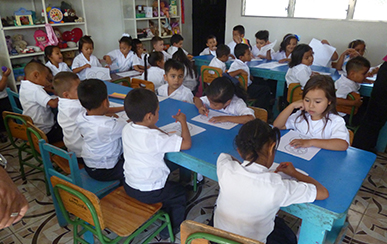 Kinder beim Malen in der Vorschule in Yuscarán in Honduras